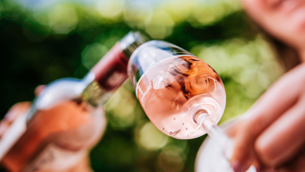 Elevă de clasa a V-a din Vâlcea și sticlă de vin în pauză