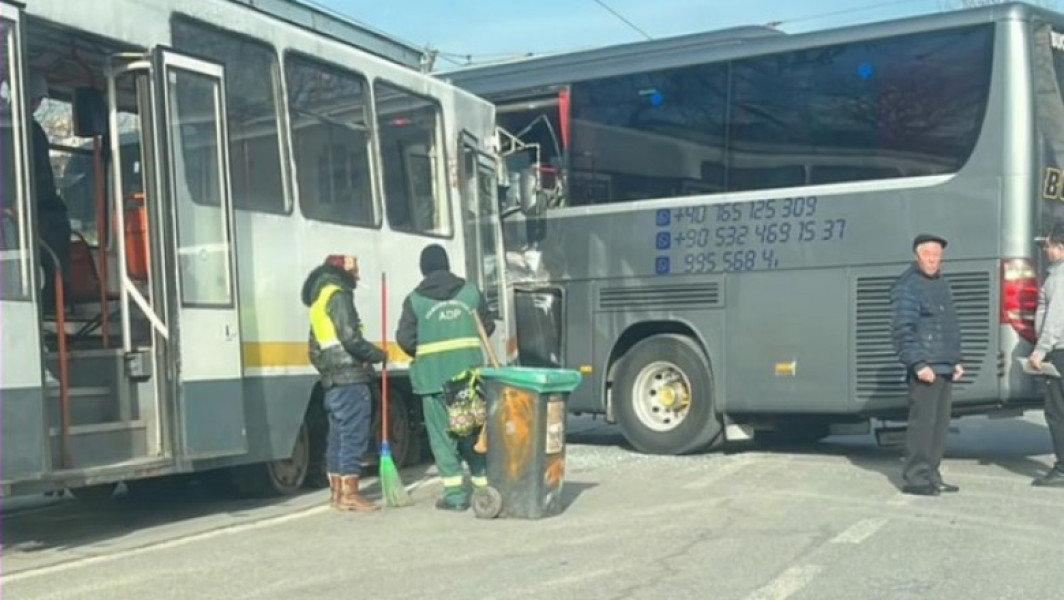 Accident grav în București - Tramvai vs Autocar