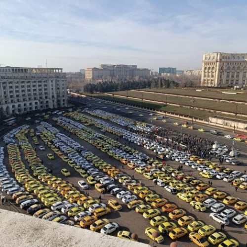 Taximetriştii protestează în Capitală pe fondul apariţiei unui nou concurent în piaţă