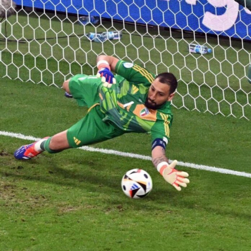 Gianluigi Donnarumma, portarul echipei Paris Saint-Germain, a anunțat că negocierile pentru prelungirea contractului sunt în curs și nu există probleme majore. Potrivit AFP, goalkeeper-ul italian, care a jucat un rol important în câștigarea Ligii Campionilor de către PSG, a făcut aceste declarații înainte de meciul cu Botafogo din cadrul Cupei Mondiale a Cluburilor.