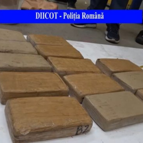 Dealer de droguri din București, jefuit de complici