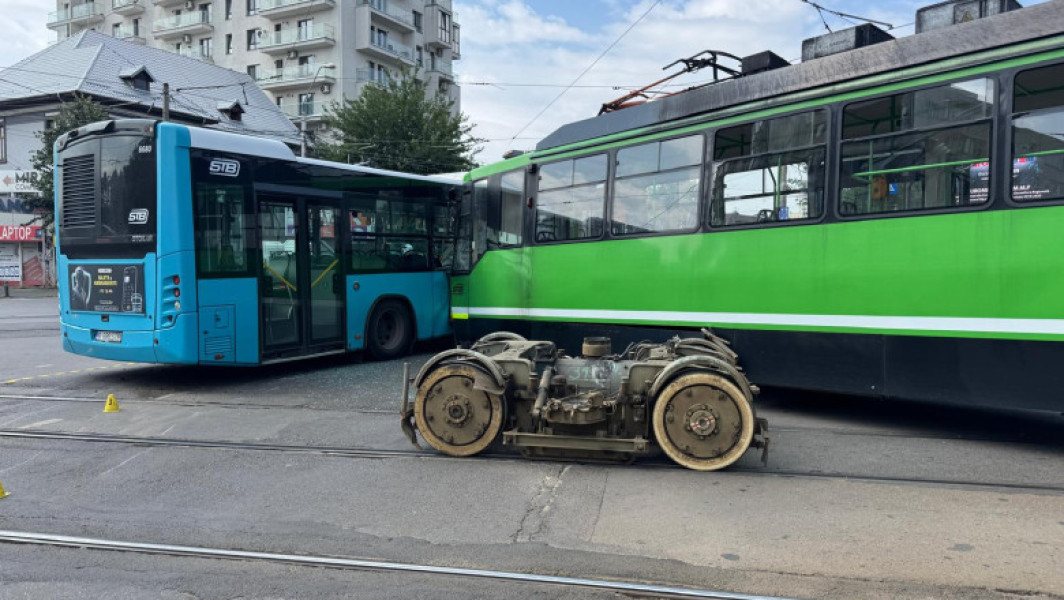 Accident între tramvai și autobuz pe Calea 13 Septembrie din București
