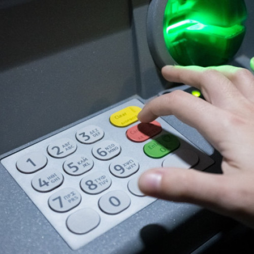 Băncile elene analizează un nou model de colaborare în rețeaua de ATM-uri