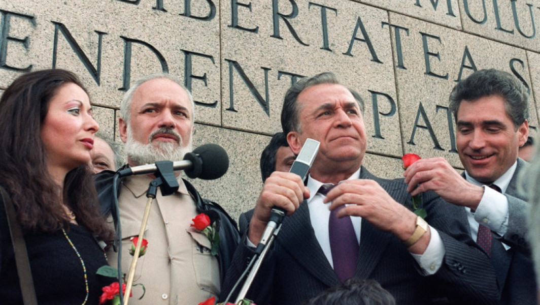Ion Iliescu, primul președinte al României după Revoluție, a decedat la vârsta de 95 de ani, transmite presa internațională. Anunțul a fost preluat cu prioritate de către agenții precum Bloomberg, Associated Press, Le Monde și Anadolu, toate relatând despre decesul liderului politic.