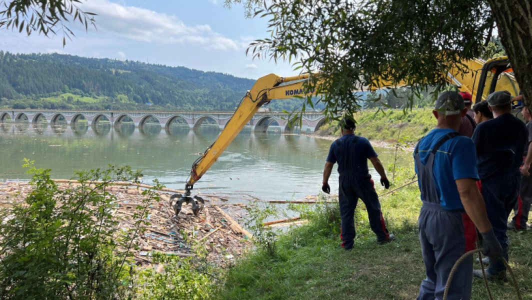 Autoritățile au continuat eforturile de curățare a lacului Izvorul Muntelui din Neamț, unde au fost scoși din apă aproape 300 de metri cubi de deșeuri provenite din viituri. Potrivit unei postări pe pagina de Facebook a Prefecturii Neamț, începând de luni, au fost extrași aproximativ 298 de metri cubi de masă lemnoasă, 350 de kilograme de deșeuri plastice și 650 de kilograme de resturi mixte.