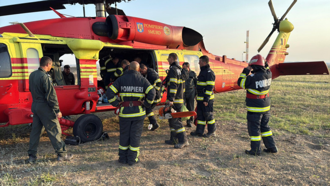 Incident de amploare în Tulcea: trei elicoptere Black Hawk intervin pentru stingerea incendiului de vegetație
