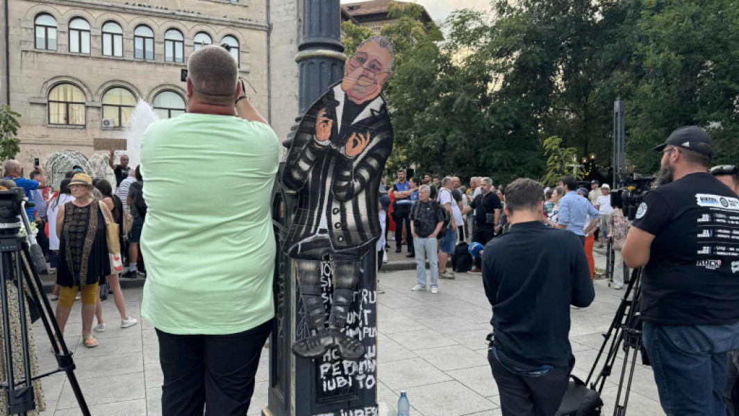Proteste în București împotriva decretării zilei de doliu național pentru Ion Iliescu