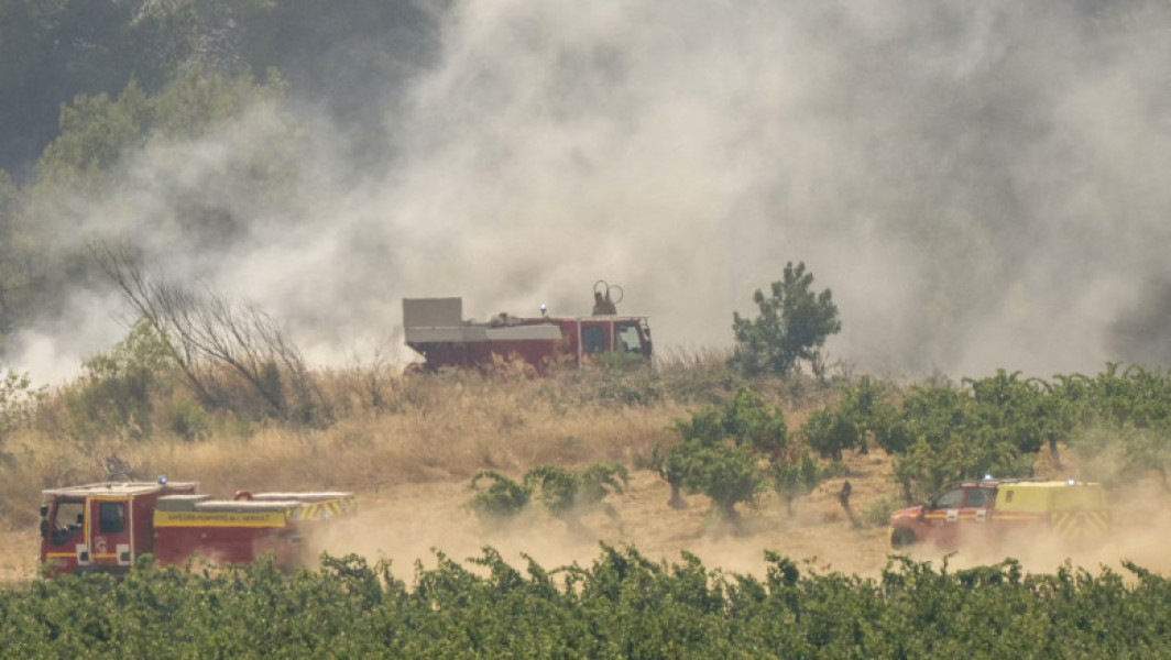 Incendiul devastator de vegetație din sudul Franței, cel mai grav din ultimii 80 de ani, evoluează cu dificultate, au anunțat autoritățile. Deși răspândirea focului s-a încetinit joi, incendiul nu este încă sub control, iar echipele de intervenție continuă lupta pentru a stopa extinderea acestuia.