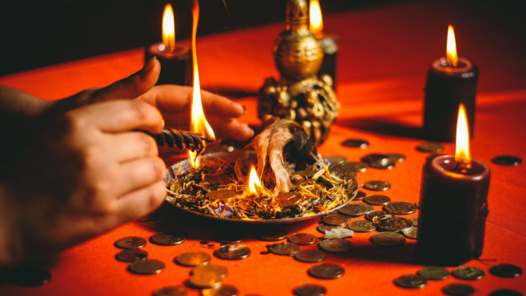 Două femei, suspectate de înșelăciune în București, au fost reținute de polițiști după ce au înșelat o persoană, pretinzând că pot face un ritual pentru a rezolva probleme de sănătate și relații, cauzate de farmece și blesteme din trecut. Cele două ar fi obținut peste 30.000 de euro de la victimă și o forțau să le dea în continuare sume de bani.