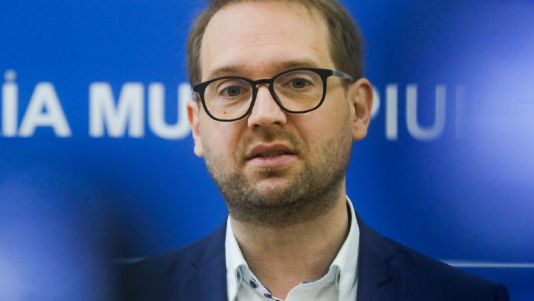 Dominic Fritz, liderul USR, a vorbit vineri seara la Digi24 despre tensiunile dintre PSD și USR legate de funeraliile lui Ion Iliescu. Fritz a afirmat că social-democrații sunt nemulțumiți din cauza deciziei USR de a boicota evenimentul și refuzul acestora de a participa la o ședință a coaliției, acuzând cauza acestei situații.