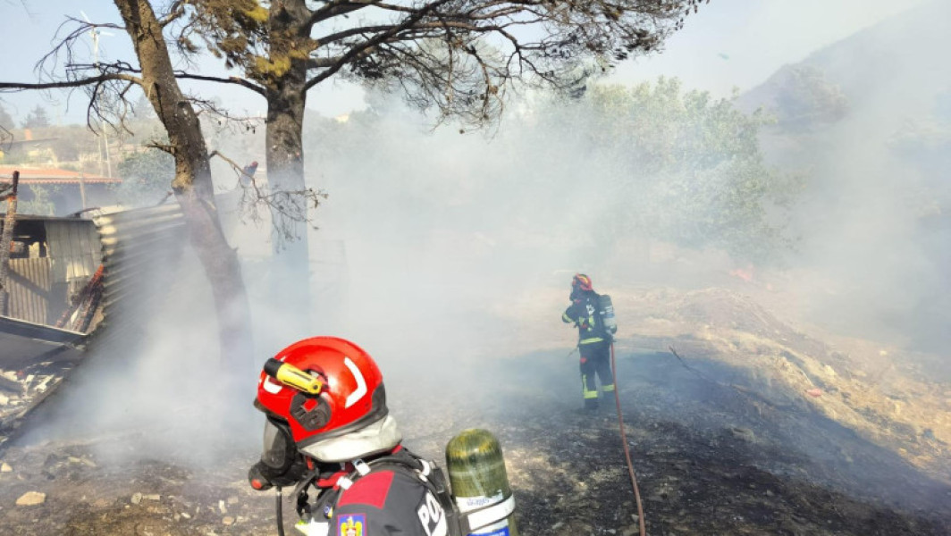 Pompierii români intervin în Grecia pentru stingerea unui incendiu de vegetație