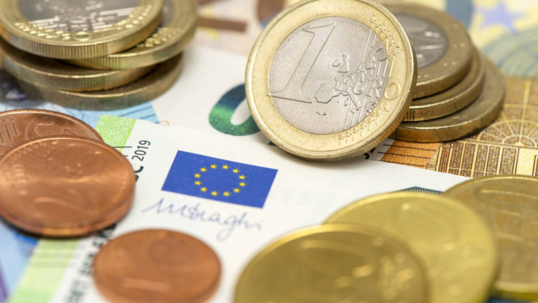 România a renunțat la planul de aderare la moneda euro după perioada 2013-2015, din cauza neîndeplinirii anumitor condiții fiscale, a declarat guvernatorul Băncii Naționale a României, Mugur Isărescu. Potrivit acestuia, ultima discuție serioasă despre adoptarea euro a avut loc în 2018, la Academia Română, iar de atunci, oficialii au considerat că nu mai este un orizont clar pentru această decizie.