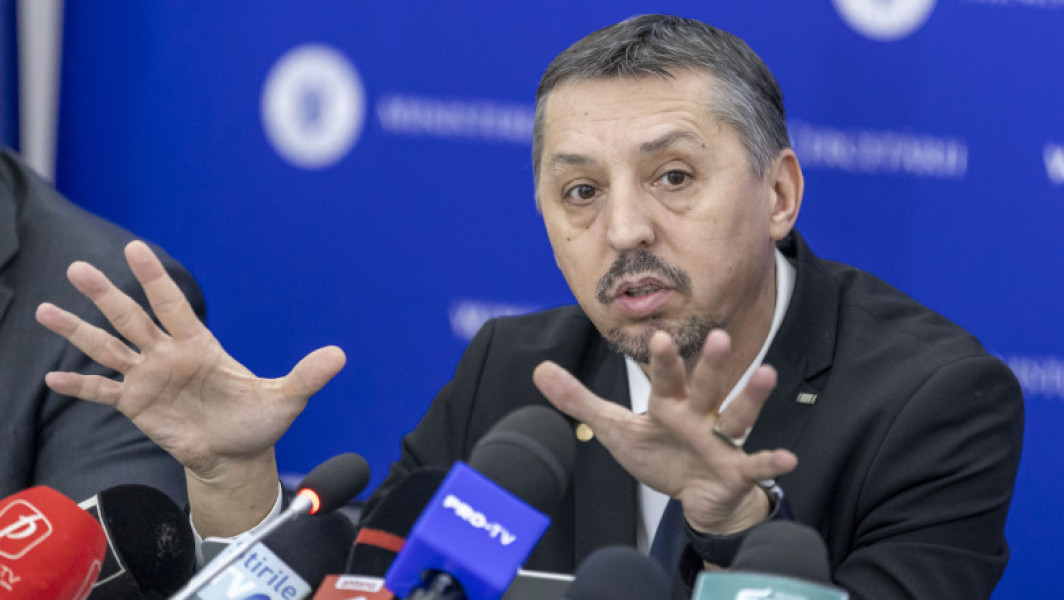 Peste 1.500 de specialiști lucrează la noile programe școlare pentru liceu, a anunțat ministrul Educației, Daniel David. Reforma curriculumului urmărește crearea unor conținuturi mai simple și mai relevante, inspirate din modele europene, cu accent pe aplicarea competențelor în viața de zi cu zi. Potrivit lui Daniel David, aprobare pentru grupurile de lucru a fost semnată după selecția făcută prin apel public în 2021, ținând cont de criterii precum pregătirea profesională, experiența în proiectarea curriculumului și activitatea la catedră.