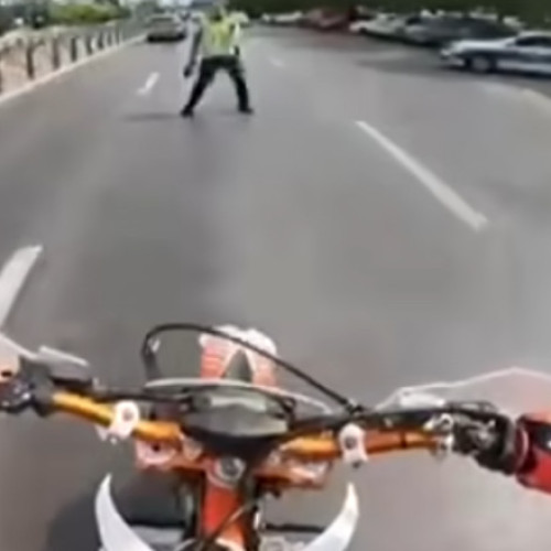 Tânăr motociclist din București, amendat și fără permis pentru o lună după gest teribilist pe social media