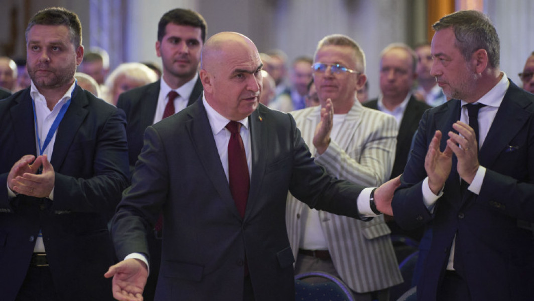 Primarul din Slatina, Mario De Mezzo, se opune deciziei guvernului de a sista semnarea de noi contracte pe programul "Anghel Saligny". El a declarat că va lupta pentru continuarea finanțării proiectelor din orașul său, chiar dacă va fi nevoie să se confrunte cu premierul Ilie Bolojan, pe care îl consideră un adversar în ceea ce privește bugetele alocate.