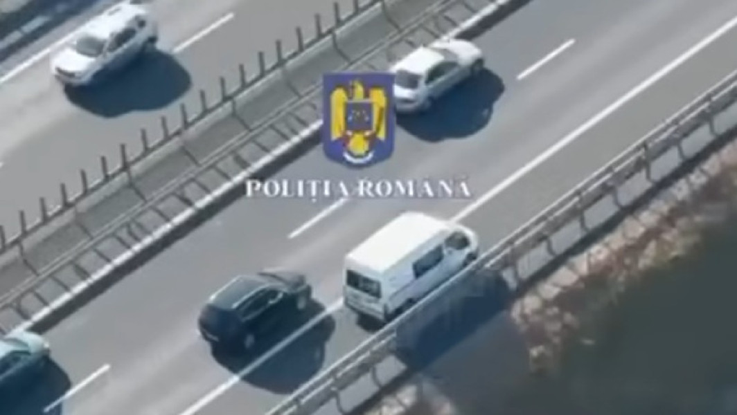 Mașină surprinsă circulând pe banda de urgență și amendată de poliție