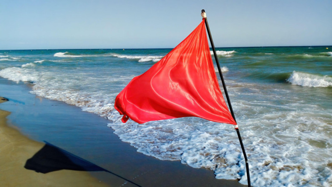 Turisti amendati pe litoral pentru încălcarea interdicţiilor de înot din cauza mareei agitate