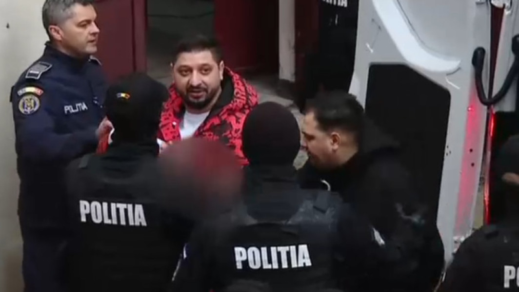 Tribunalul Dâmbovița a dispus, miercuri, arestarea preventivă a lui Marin Laurențiu, unul dintre suspecții implicați în cazul crimei de la Padina. Decizia a venit după ce procurorii au descoperit că bărbatul a fabricat un denunț fals pentru a obține o pedeapsă mai ușoară. În februarie 2024, fratii Laurențiu Marin, Louis-Justin Marin și George-Armando Marin, cunoscuți sub numele clanului „Fabian” și fii ai autointitulatei vrăjitoare Sidonia, au fost arestați preventiv pentru uciderea unui om de afaceri în timpul unei petreceri din Padina, relatează Agerpres.