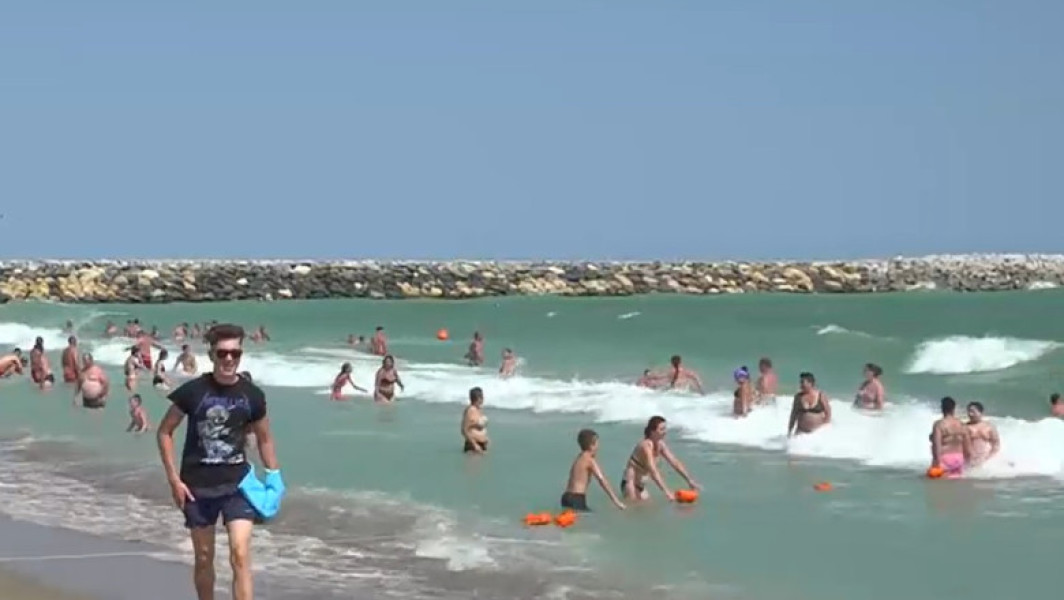 Un bărbat aproape s-a înecat pentru că a ignorat steagul roșu pe plaja din Venus
