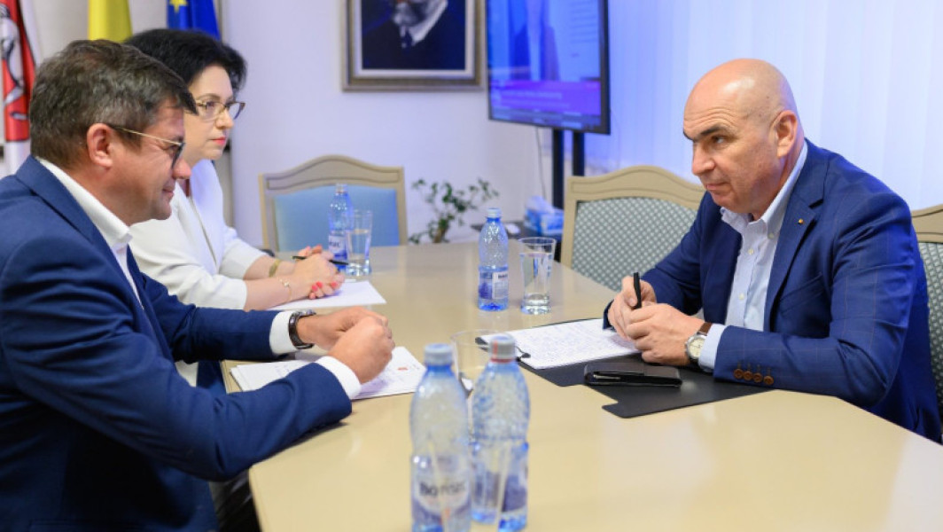 Critici din partea liderului PSD Iași privind vizita secretă a premierului Ilie Bolojan