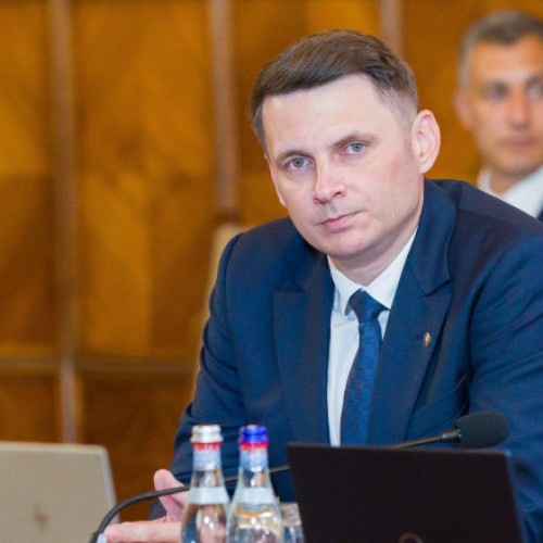 Pachetul 2 de măsuri fiscale, așteptat de mult timp, va fi adoptat săptămâna viitoare, prin asumarea răspunderii Guvernului în Parlament. Dar acest proces se confruntă cu întârzieri, legate și de absenta PSD de la şedințele Coalitie, noteaza Digi24. În direct, președintele Senatului, Mircea Abrudean, a declarat că odată cu adoptarea pachetului se va putea vedea și seriozitatea partidelor aflate la guvernare.
