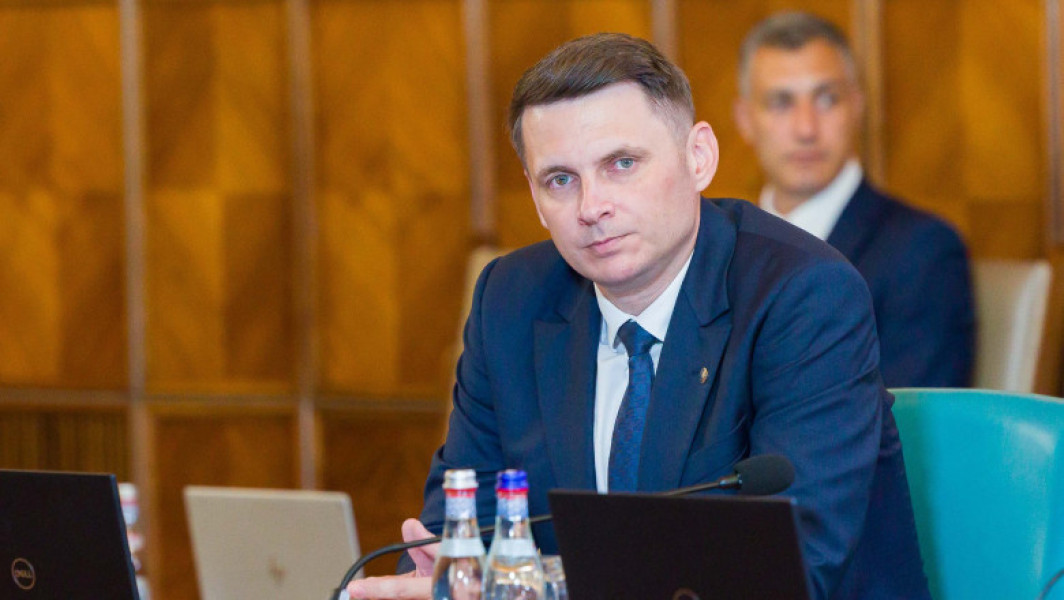 Pachetul 2 de măsuri fiscale, așteptat de mult timp, va fi adoptat săptămâna viitoare, prin asumarea răspunderii Guvernului în Parlament. Dar acest proces se confruntă cu întârzieri, legate și de absenta PSD de la şedințele Coalitie, noteaza Digi24. În direct, președintele Senatului, Mircea Abrudean, a declarat că odată cu adoptarea pachetului se va putea vedea și seriozitatea partidelor aflate la guvernare.