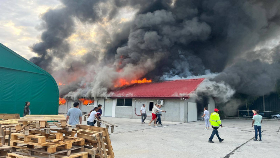 Incendiu major în Buftea, afectând o hală de depozitare a maselor plastice