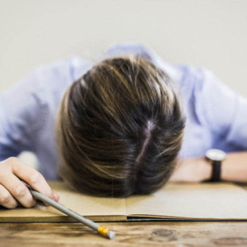Numărul persoanelor din Romania care lucrează peste 49 de ore pe săptămână este foarte mic, conform datelor Eurostat. Potrivit statisticilor, doar 1,8% dintre angajați muncesc ore suplimentare, cu mult sub media europeană de 6,6%. Acest lucru se datorează în mare parte structurii pieței muncii din țară, unde aproape jumătate dintre salariați sunt bugetari cu program fix, ceea ce limitează orele suplimentare.