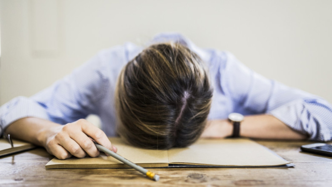Numărul persoanelor din Romania care lucrează peste 49 de ore pe săptămână este foarte mic, conform datelor Eurostat. Potrivit statisticilor, doar 1,8% dintre angajați muncesc ore suplimentare, cu mult sub media europeană de 6,6%. Acest lucru se datorează în mare parte structurii pieței muncii din țară, unde aproape jumătate dintre salariați sunt bugetari cu program fix, ceea ce limitează orele suplimentare.