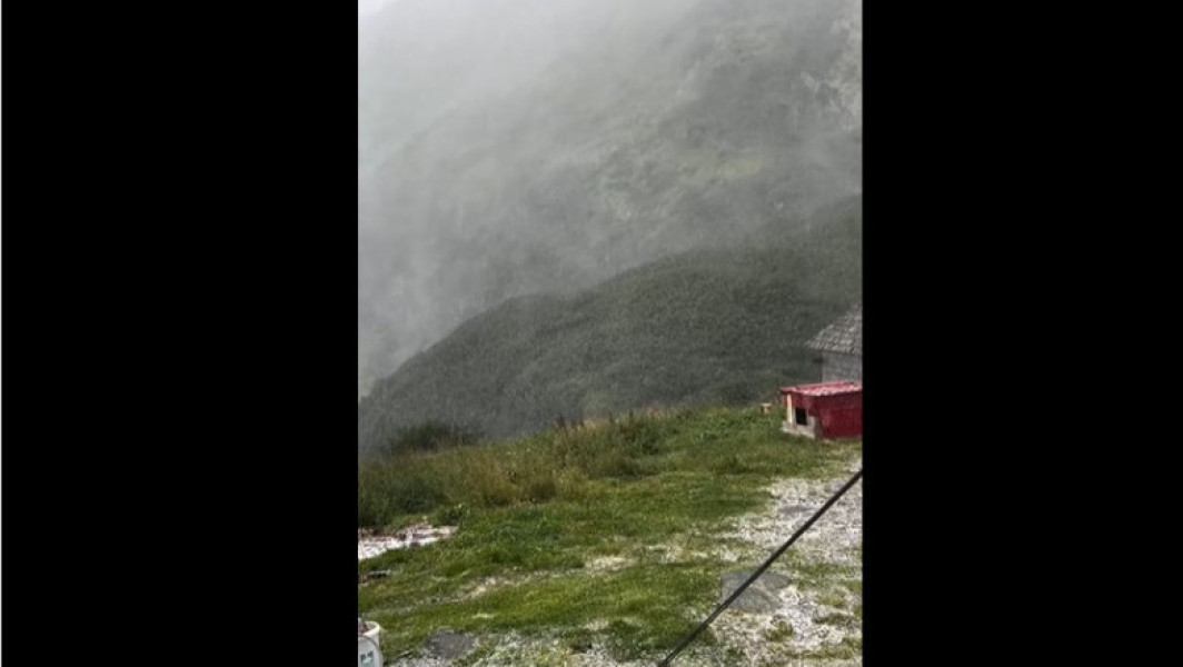 Fulgii de zăpadă au făcut deja apariția în munți, deși vara nu s-a încheiat încă