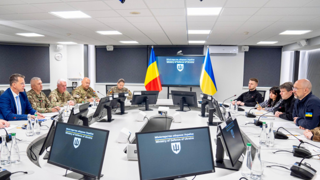 ministrul aparării române și omologul ucrainean, Denis Smihal, discută despre sprijinul pentru Ucraina și colaborarea militară