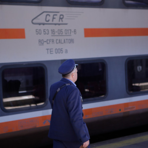 Trenurile regionale CFR Calatori se confruntă cu riscul de a nu mai circula pe rețeaua națională începând cu 1 septembrie, iar de la 1 octombrie, trenurile interregionale ar putea fi oprite din cauza datoriilor acumulate. Potrivit site-ului clubferoviar.ro, situația financiară a companiei este critică, iar directorul Traian Preoteasa, plătit cu peste 5.000 de euro lunar, are facturi neachitate în valoare de aproape 8,2 milioane de euro.
