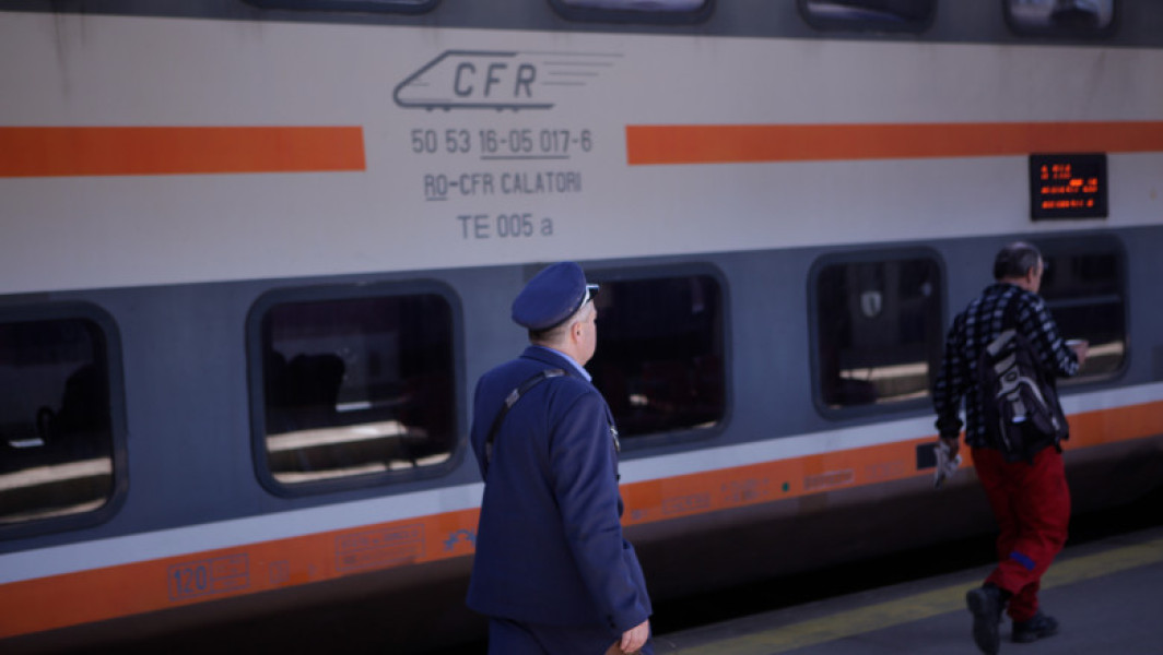 Trenurile regionale CFR Calatori se confruntă cu riscul de a nu mai circula pe rețeaua națională începând cu 1 septembrie, iar de la 1 octombrie, trenurile interregionale ar putea fi oprite din cauza datoriilor acumulate. Potrivit site-ului clubferoviar.ro, situația financiară a companiei este critică, iar directorul Traian Preoteasa, plătit cu peste 5.000 de euro lunar, are facturi neachitate în valoare de aproape 8,2 milioane de euro.