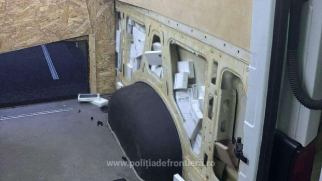 Descoperire de telefoane mobile în microbuzul înmatriculat în Ucraina de către polițiștii de frontieră la Vicovu de Sus