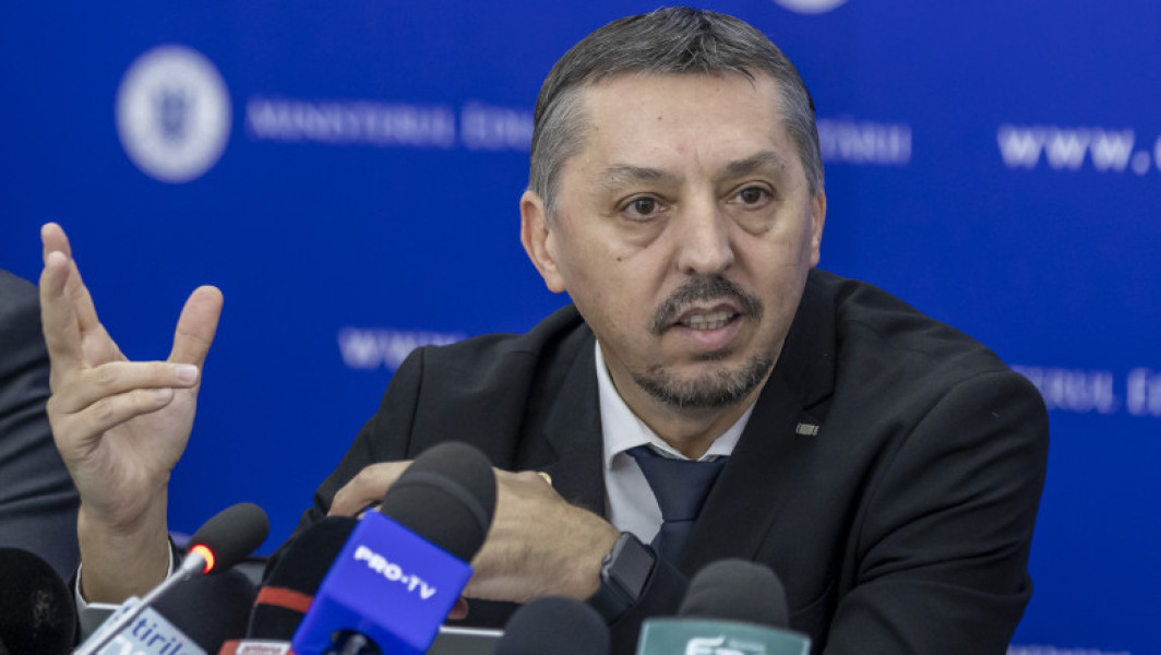 Ministrul educației, Daniel David, a recunoscut că a fost „paratrasnet” în ultima perioadă, deoarece era conștient că agitația din sistemul educațional putea influența evaluările financiare ale țării. El a spus că știe importanța stabilității în sistemul educațional și a economiei, motiv pentru care a preferat să rămână tăcut și să nu intre în conflicte, pentru a nu pune în pericol ratingurile de la agențiile de evaluare S&P și Fitch, notează digi24.ro.