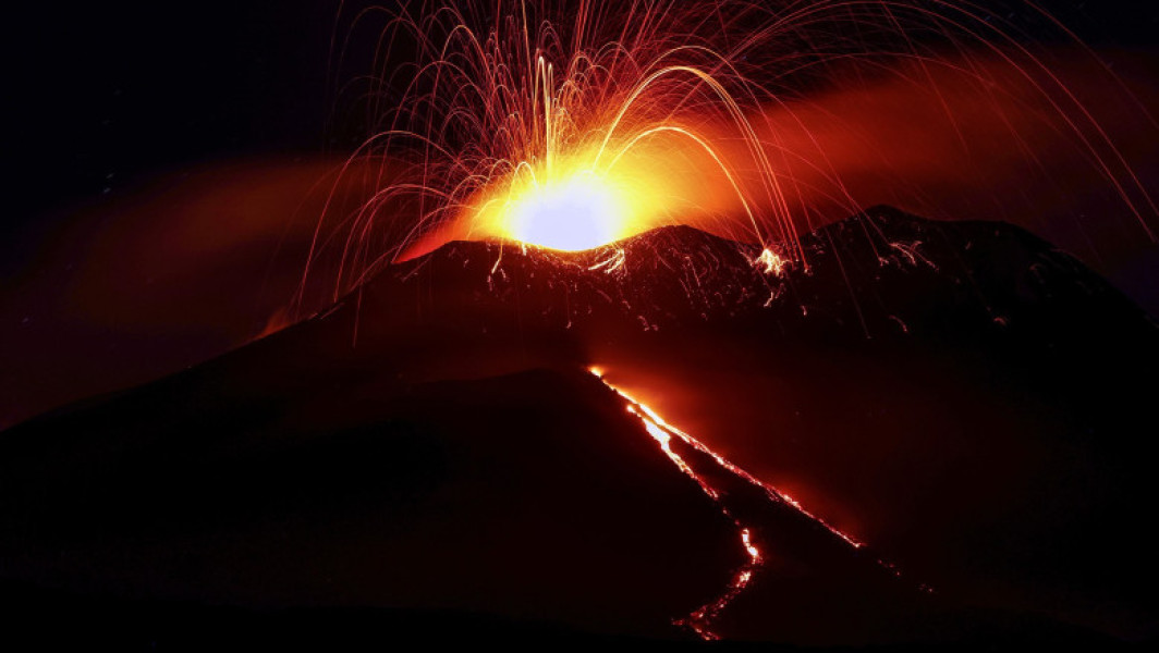 Vulcanul Etna a erupt din nou pe insula Sicilia