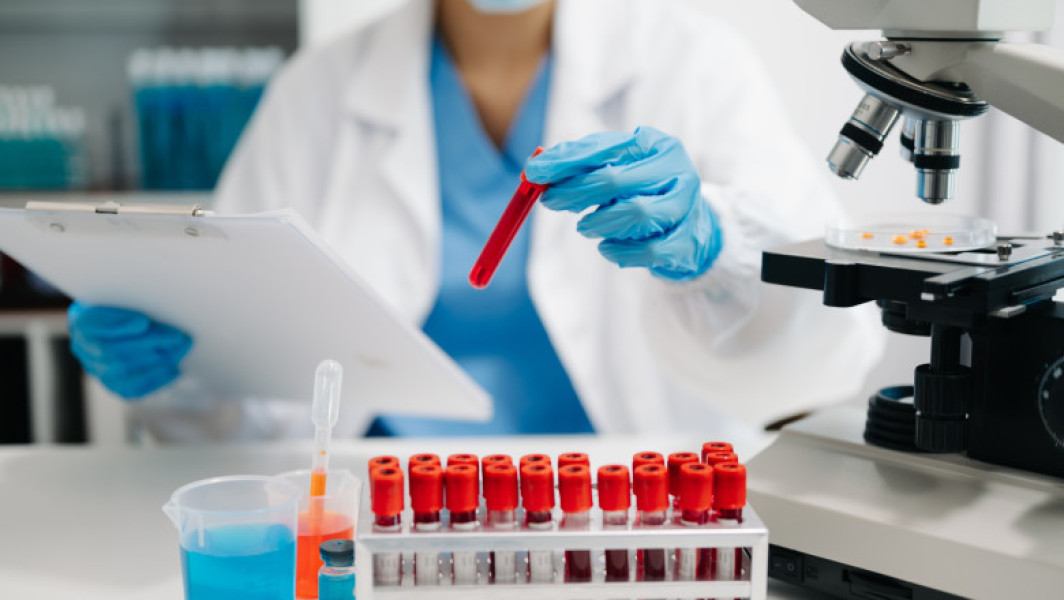 Un nou test de sânge poate detecta cancerul ovarian în stadii incipiente