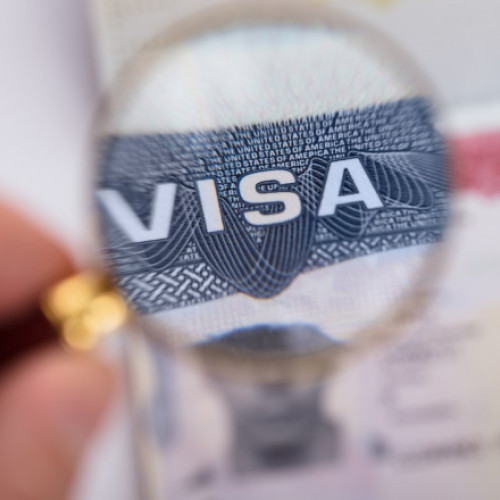 Ambasadorul României la Washington, Andrei Muraru, a declarat recent că autoritățile de la București lucrează împreună cu Departamentul de Securitate Internațională și alte agenții din Statele Unite pentru a ajuta țara noastră să revină în Programul Visa Waiver. Potrivit lui Muraru, au fost făcuți pași importanți față de luna mai, însă nu există garanții că acest lucru se va întâmpla în curând.