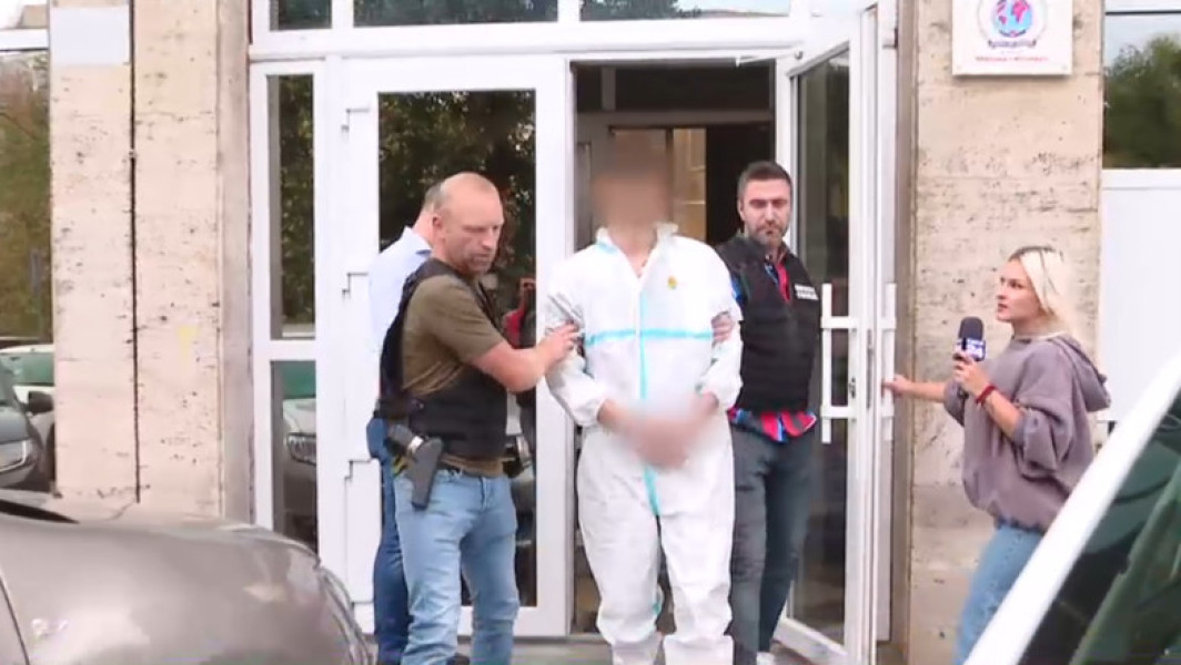 Un tânăr turc, implicat în incidentul din centrul Bucureștiului în care a fost tras un foc de armă, a fost arestat preventiv pentru 30 de zile, potrivit informațiilor oferite de Parchetul de pe lângă Tribunalul București. În urmă cu câteva zile, un alt bărbat a fost reținut în legătură cu acest caz, iar apoi a fost plasat în arenare preventivă pentru o lună, notează digi24.ro.