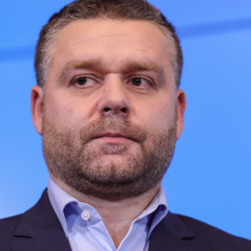 Ciprian Ciucu, primarul Sectorului 6, a scris un mesaj clar și direct pe Facebook, în timpul unei ședințe a coaliției. El a declarat că a citit un titlu „halucinant”, în care jurnalistul se întreba dacă există un scandal în coaliție, deoarece Nicușor Dan a părăsit sediul Guvernului după doar jumătate de oră de discuții.