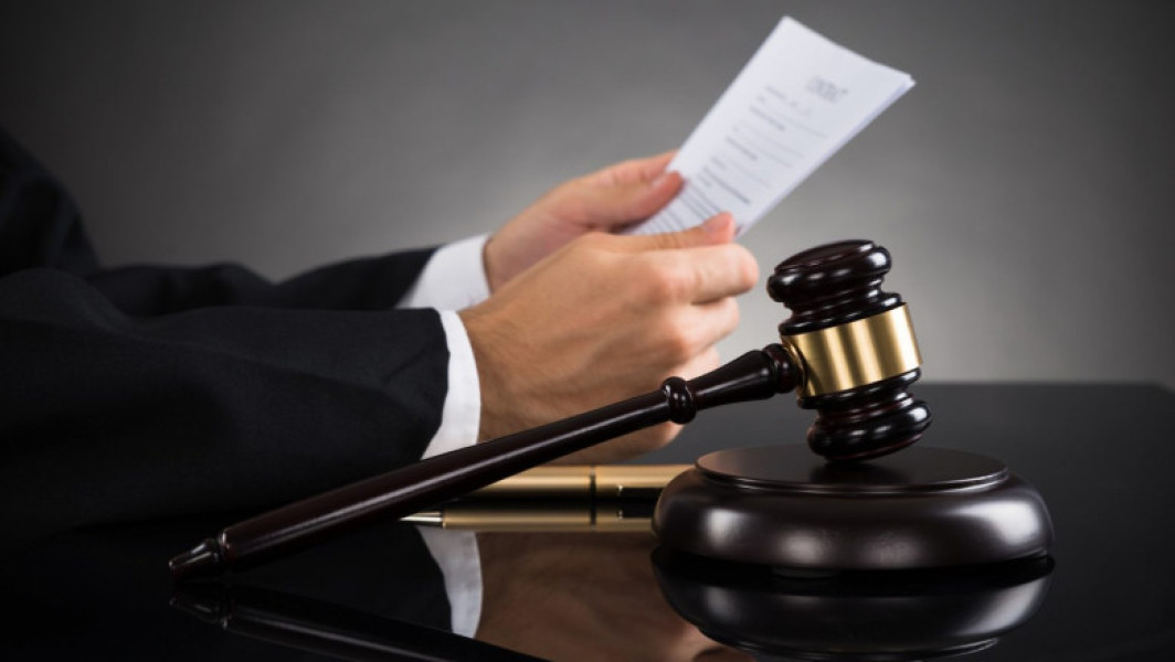 Partidele din coaliția de guvernare au căzut de acord asupra pachetului de măsuri fiscale pentru reducerea deficitului bugetar, după o ședință desfășurată marți seara. Unul dintre cele mai controversate subiecte este pensia magistraților, aceștia avertizând că vor intra în grevă dacă guvernul nu va retrage această componentă din proiectul de lege. Potrivit Digi24, surse politice au dezvăluit că partidele de guvernare au venit cu o altă formulă de calcul pentru pensiile magistraților. Varianta aprobată în ședința de marți seara prevede ca pensiile acestora să fie limitate la 75% din ultimul salariu net încasat în activitate, față de 70% în varianta inițială.
