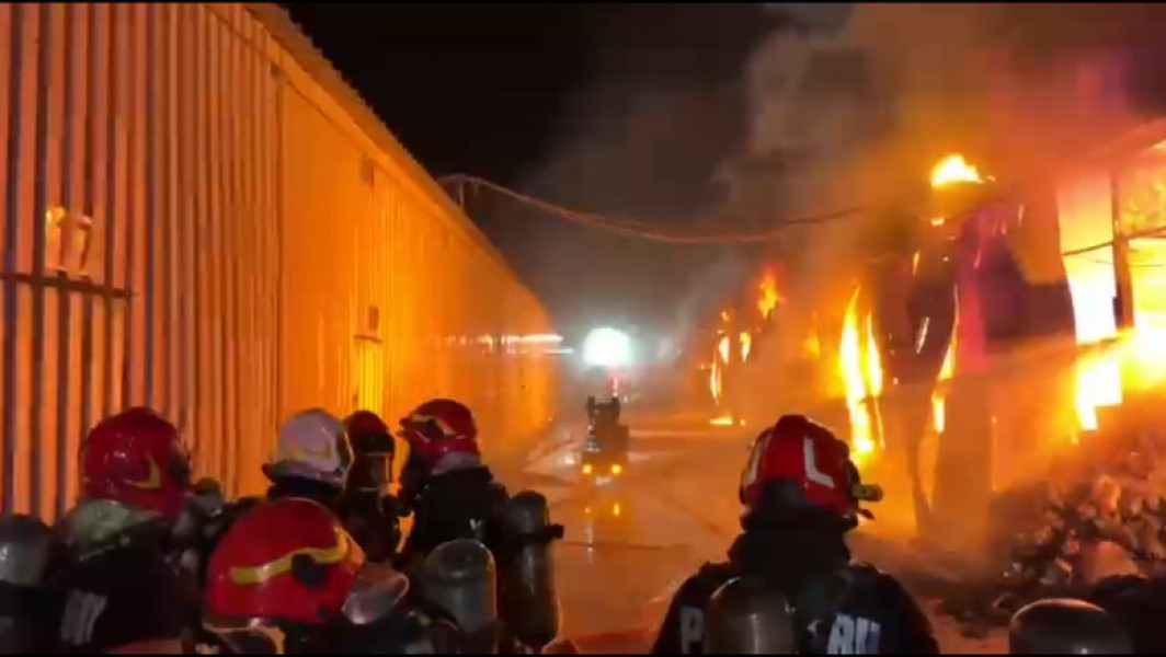Incendiu puternic la depozit din zona complexului comercial Dragonul Roșu