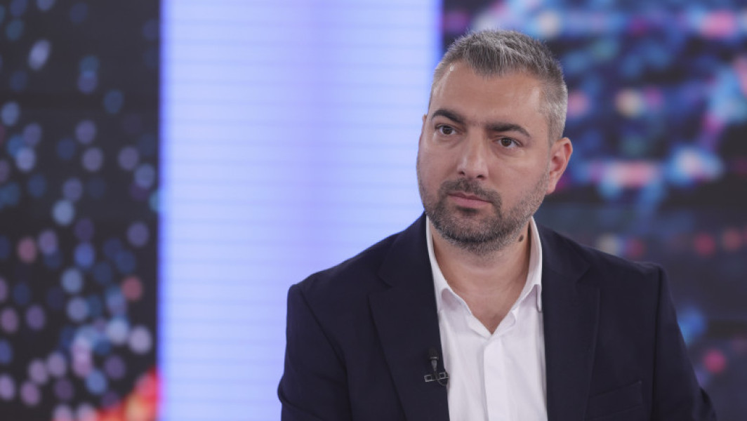 Sebastian Popescu, fost candidat la alegerile prezidențiale din 2025, a venit joi la Poliție pentru controlul judiciar, după ce a fost urmărit penal pentru corupere sexuală a minorilor. În declarațiile date jurnaliștilor, Popescu a spus că își dorește ca dosarul să fie clarificat „din punct de vedere legal, nu mediatic”.