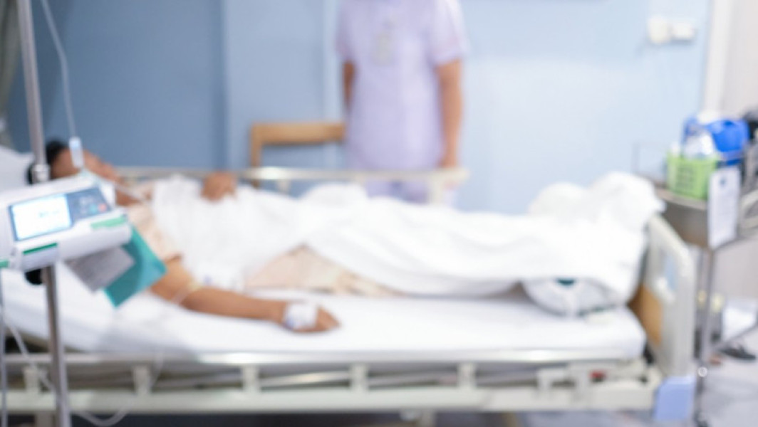 Un bărbat din Iași a fost condamnat pentru agresiune asupra soției sale, după ce a bătut-o crunt în timpul nopții, din cauza sforăitului. Incidentul a avut loc în toiul nopții, când bărbatul, deranjat de zgomot, a început să o lovească pe soție. Femeia s-a refugiat într-o altă cameră și a reușit să sune la 112, însă până la sosirea poliției, agresorul a plecat de acasă.