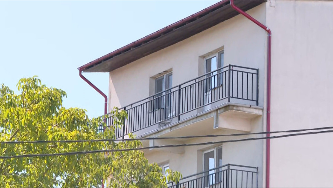 Bărbatul din Otopeni, care și-a ucis fiul vitreg de 3 ani și s-a baricadat în apartament, în stare de fapt de câteva zile, continuă să refuze să se predea autorităților