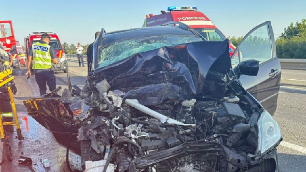 Foto Plan Roşu de Intervenţie, după ce două autoturisme s-au ciocnit pe A1. Patru adulți și un minor au fost transportați la spital