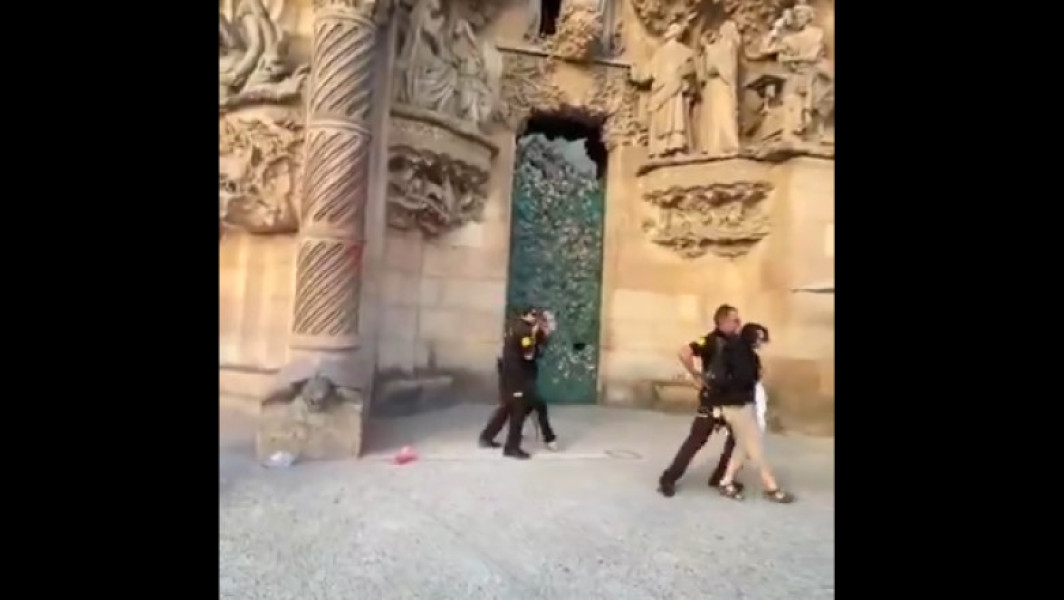 Protest cu vopsea roșie la Sagrada Família, în contextul crizei climatice