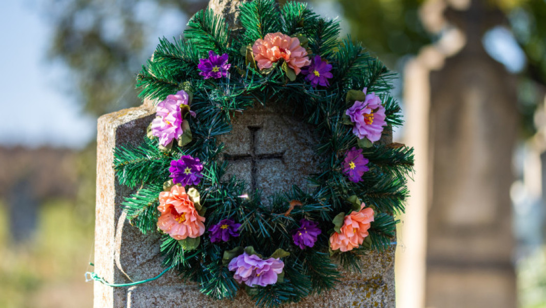 Cavnic interzice coroanele funerare artificiale pentru a reduce cheltuielile bugetare