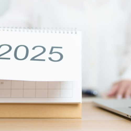 Angajații din România vor avea mai multe minivacanțe între 2025 și 2026
