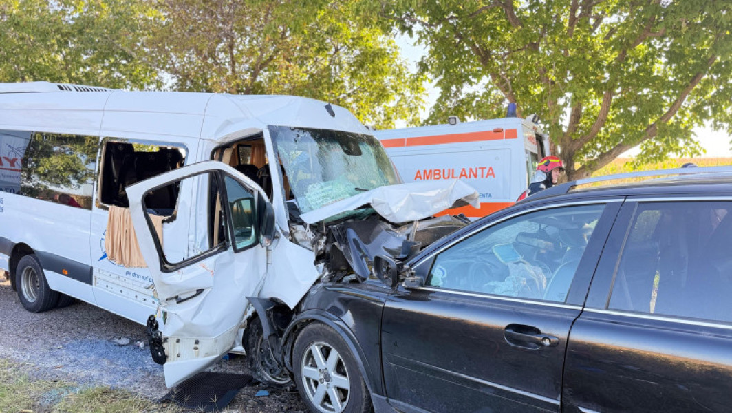 Accident rutier între autocar și autoturism în județul Botoșani
